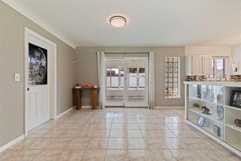 House in Kenneth City, Florida 2 bedrooms, 100.33 sq.m. № 2396345 - photo 8