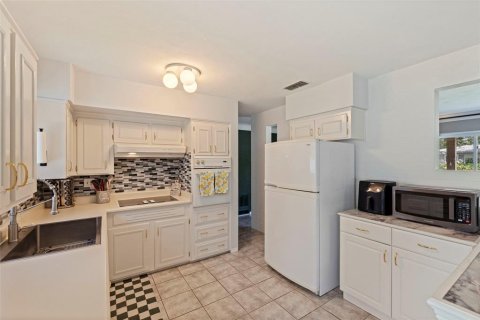 House in Kenneth City, Florida 2 bedrooms, 100.33 sq.m. № 2396345 - photo 12
