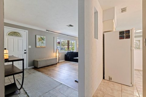 House in Kenneth City, Florida 2 bedrooms, 100.33 sq.m. № 2396345 - photo 15