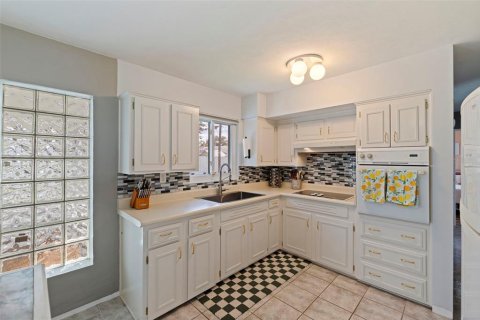 House in Kenneth City, Florida 2 bedrooms, 100.33 sq.m. № 2396345 - photo 13