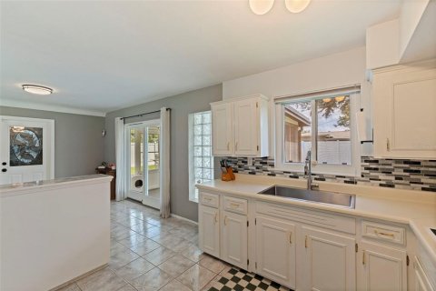 House in Kenneth City, Florida 2 bedrooms, 100.33 sq.m. № 2396345 - photo 14
