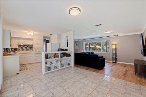 House in Kenneth City, Florida 2 bedrooms, 100.33 sq.m. № 2396345 - photo 10