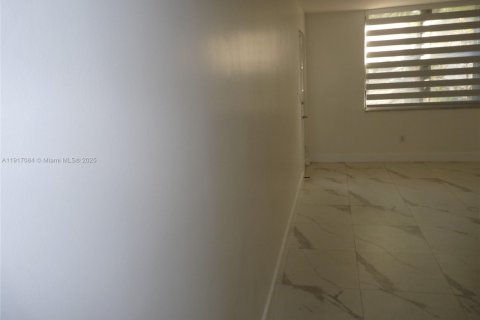 Condominio en alquiler en Miami, Florida, 3 dormitorios, 112.32 m2 № 1972237 - foto 22