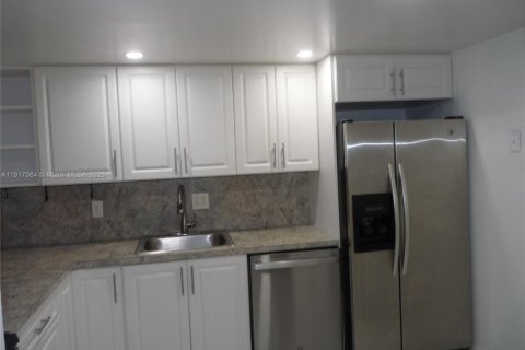 Condominio en alquiler en Miami, Florida, 3 dormitorios, 112.32 m2 № 1972237 - foto 9