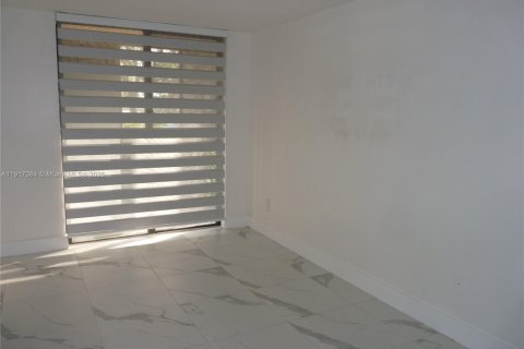 Condominio en alquiler en Miami, Florida, 3 dormitorios, 112.32 m2 № 1972237 - foto 20