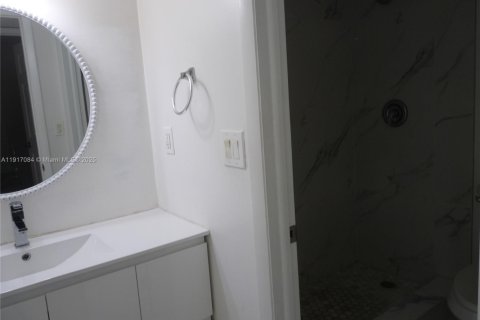 Condominio en alquiler en Miami, Florida, 3 dormitorios, 112.32 m2 № 1972237 - foto 14