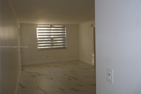 Condominio en alquiler en Miami, Florida, 3 dormitorios, 112.32 m2 № 1972237 - foto 11