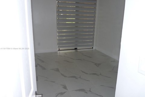 Condominio en alquiler en Miami, Florida, 3 dormitorios, 112.32 m2 № 1972237 - foto 16