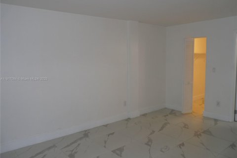 Condominio en alquiler en Miami, Florida, 3 dormitorios, 112.32 m2 № 1972237 - foto 25