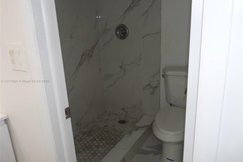 Condominio en alquiler en Miami, Florida, 3 dormitorios, 112.32 m2 № 1972237 - foto 15