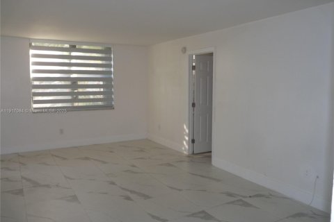 Condominio en alquiler en Miami, Florida, 3 dormitorios, 112.32 m2 № 1972237 - foto 23