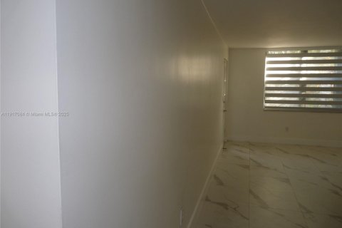 Condominio en alquiler en Miami, Florida, 3 dormitorios, 112.32 m2 № 1972237 - foto 10