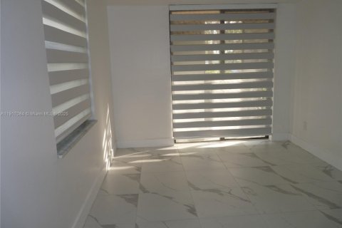 Condominio en alquiler en Miami, Florida, 3 dormitorios, 112.32 m2 № 1972237 - foto 19