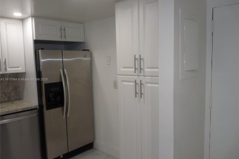 Condominio en alquiler en Miami, Florida, 3 dormitorios, 112.32 m2 № 1972237 - foto 8