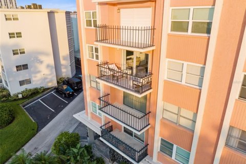 Condo in Saint Petersburg, Florida, 2 bedrooms  № 1917281 - photo 5
