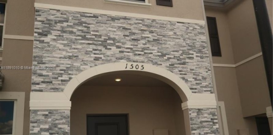 Adosado en Homestead, Florida 3 dormitorios, 171.68 m2 № 1944505
