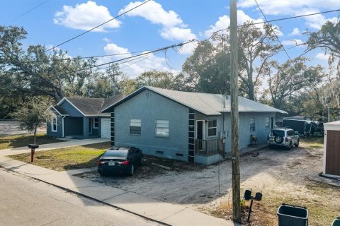 Commercial property in Tampa, Florida 4 bedrooms, 137.87 sq.m. № 2131304
