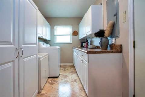 House in Sun City Center, Florida 2 bedrooms, 140.84 sq.m. № 2388100 - photo 18