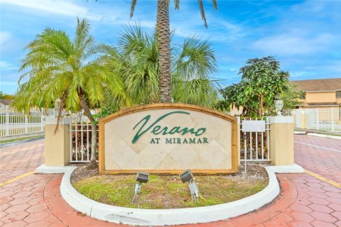 Condo in Miramar, Florida, 2 bedrooms  № 1869920 - photo 1