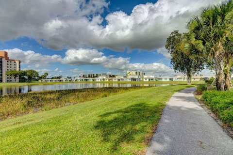 Condo in Delray Beach, Florida, 2 bedrooms  № 848191 - photo 1