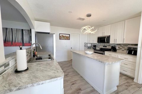 House in Winter Haven, Florida 4 bedrooms, 204.66 sq.m. № 2098880 - photo 19