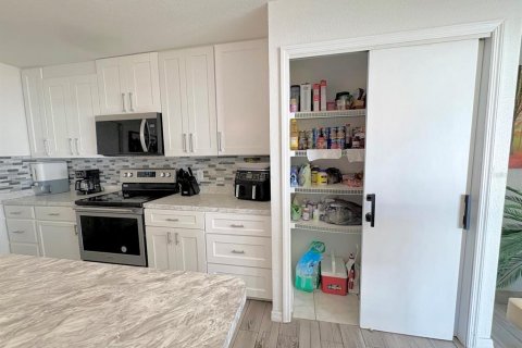 House in Winter Haven, Florida 4 bedrooms, 204.66 sq.m. № 2098880 - photo 26