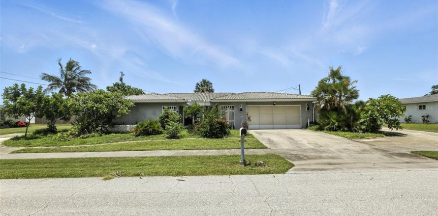 House in Port Charlotte, Florida 2 bedrooms, 154.59 sq.m. № 1824207