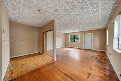 House in Miami Springs, Florida 2 bedrooms, 103.12 sq.m. № 1990046 - photo 5