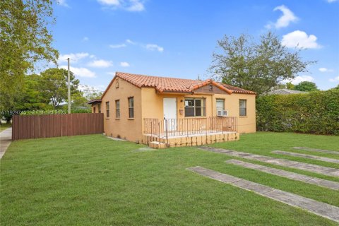 House in Miami Springs, Florida 2 bedrooms, 103.12 sq.m. № 1990046 - photo 2