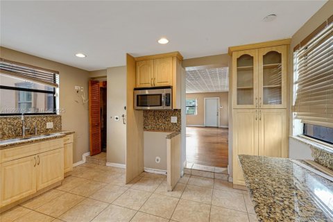 House in Miami Springs, Florida 2 bedrooms, 103.12 sq.m. № 1990046 - photo 9