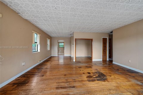 House in Miami Springs, Florida 2 bedrooms, 103.12 sq.m. № 1990046 - photo 7