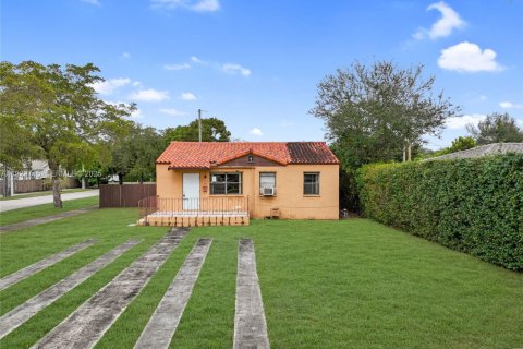 House in Miami Springs, Florida 2 bedrooms, 103.12 sq.m. № 1990046 - photo 1