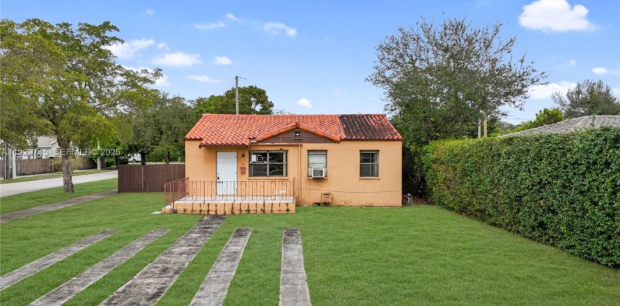 House in Miami Springs, Florida 2 bedrooms, 103.12 sq.m. № 1990046