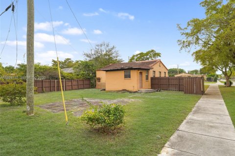 House in Miami Springs, Florida 2 bedrooms, 103.12 sq.m. № 1990046 - photo 4