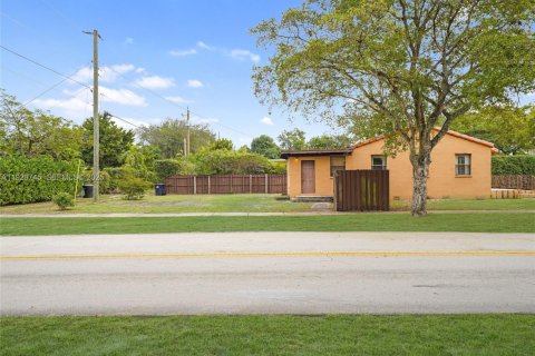 House in Miami Springs, Florida 2 bedrooms, 103.12 sq.m. № 1990046 - photo 3