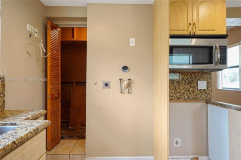 House in Miami Springs, Florida 2 bedrooms, 103.12 sq.m. № 1990046 - photo 16