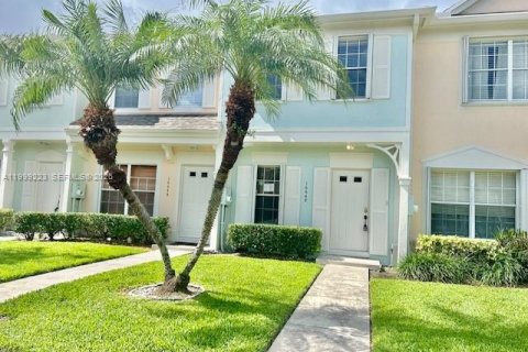 House in Weston, Florida 2 bedrooms, 103.12 sq.m. № 2064840