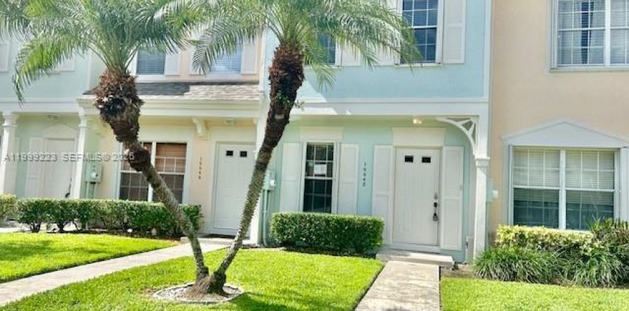 House in Weston, Florida 2 bedrooms, 103.12 sq.m. № 2064840