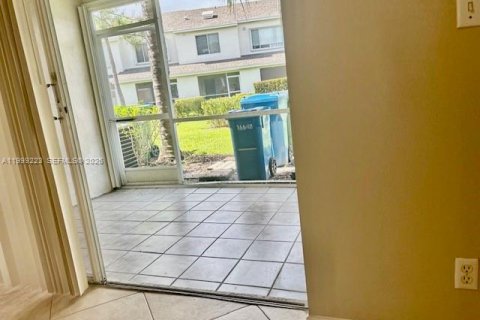 House in Weston, Florida 2 bedrooms, 103.12 sq.m. № 2064840 - photo 11