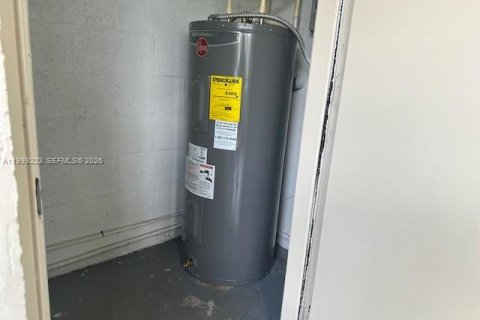 House in Weston, Florida 2 bedrooms, 103.12 sq.m. № 2064840 - photo 25