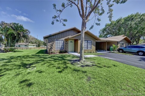 Casa en alquiler en Davie, Florida, 3 dormitorios, 122.35 m2 № 2085024 - foto 2