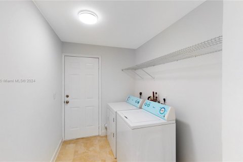Propiedad comercial en venta en Miami, Florida, 337.24 m2 № 1764103 - foto 26