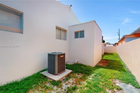 Propiedad comercial en venta en Miami, Florida, 337.24 m2 № 1764103 - foto 17
