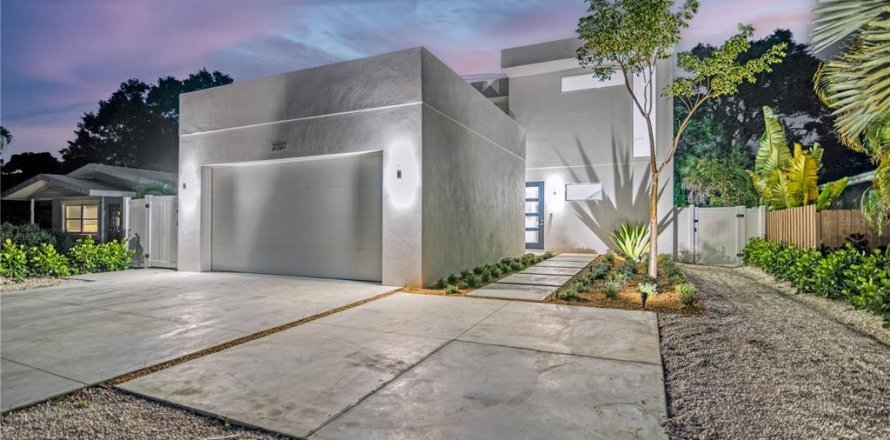House in Sarasota, Florida 6 bedrooms, 325.16 sq.m. № 1584066