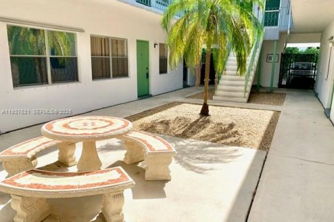 Condo in Hollywood, Florida, 1 bedroom № 1987883 - photo 1