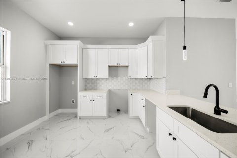 Купить виллу или дом в Лихай-Эйкерс, Флорида 3 спальни, 117.99м2, № 1958733 - фото 5