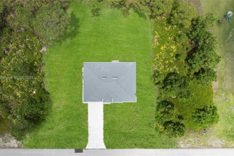 House in Lehigh Acres, Florida 3 bedrooms, 117.99 sq.m. № 1958733 - photo 24