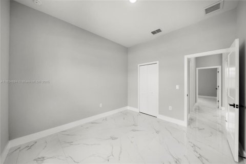 House in Lehigh Acres, Florida 3 bedrooms, 117.99 sq.m. № 1958733 - photo 18