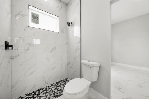 Купить виллу или дом в Лихай-Эйкерс, Флорида 3 спальни, 117.99м2, № 1958733 - фото 11