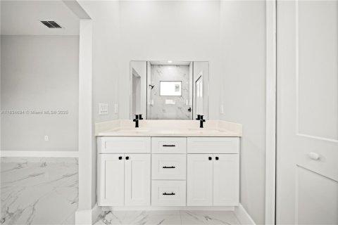 House in Lehigh Acres, Florida 3 bedrooms, 117.99 sq.m. № 1958733 - photo 14